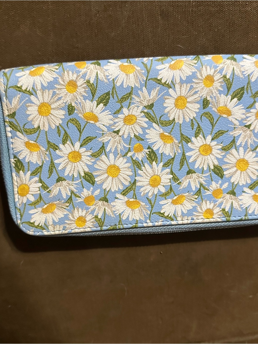 No Boundaries Floral Daisy Wallet in Light Blue, White, Yellow